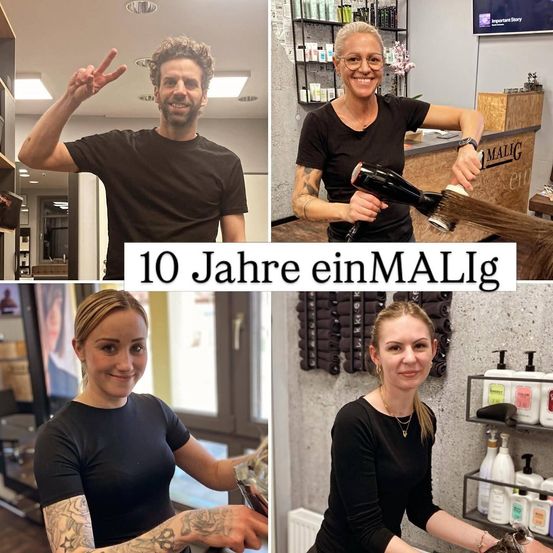 Eine Collage aus vier Bildern, die Mitarbeiter eines Salons zeigen, die 10 Jahre feiern. Das erste Bild zeigt einen Mann, der ein Friedenszeichen macht. Das zweite Bild zeigt eine Frau, die einen Föhn benutzt. Das dritte Bild zeigt eine Frau mit Tätowierungen am Arm. Das vierte Bild zeigt eine Frau, die an den Haaren einer Kundin arbeitet.