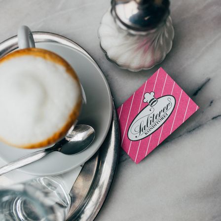 Bild enthält, Cutlery, Spoon, Saucer, Cup, Beverage, Coffee, Coffee Cup, Cafe, Indoors, Restaurant