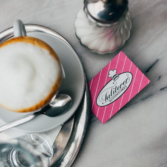 Bild enthält, Cutlery, Spoon, Saucer, Cup, Beverage, Coffee, Coffee Cup, Cafe, Indoors, Restaurant