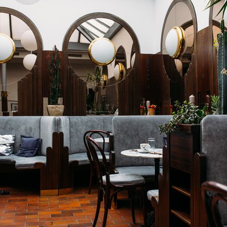 Bild enthält, Indoors, Interior Design, Restaurant, Floor, Dining Room, Dining Table, Flooring, Cafe, Chair, Living Room