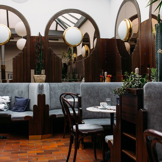 Bild enthält, Indoors, Interior Design, Restaurant, Floor, Dining Room, Dining Table, Flooring, Cafe, Chair, Living Room