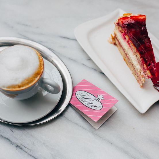 Bild enthält, Cutlery, Saucer, Fork, Cup, Coffee Cup, Spoon, Cafe, Food, Food Presentation, Dessert