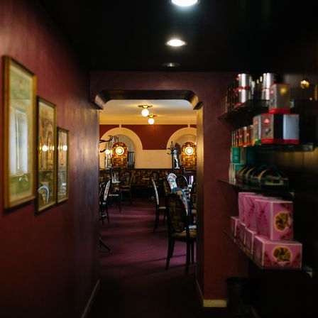 Bild enthält, Floor, Flooring, Interior Design, Building, Corridor, Pub, Restaurant, Dining Room, Dining Table, Shelf