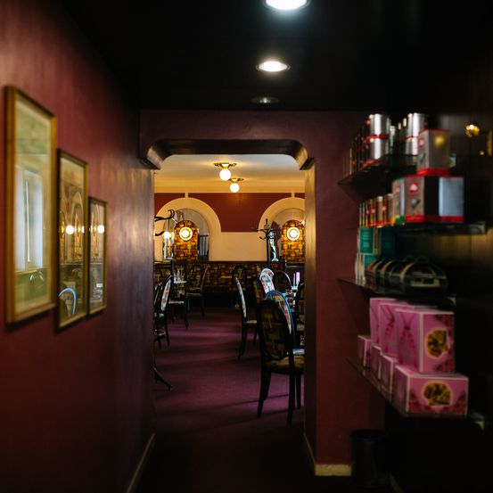 Bild enthält, Floor, Flooring, Interior Design, Building, Corridor, Pub, Restaurant, Dining Room, Dining Table, Shelf