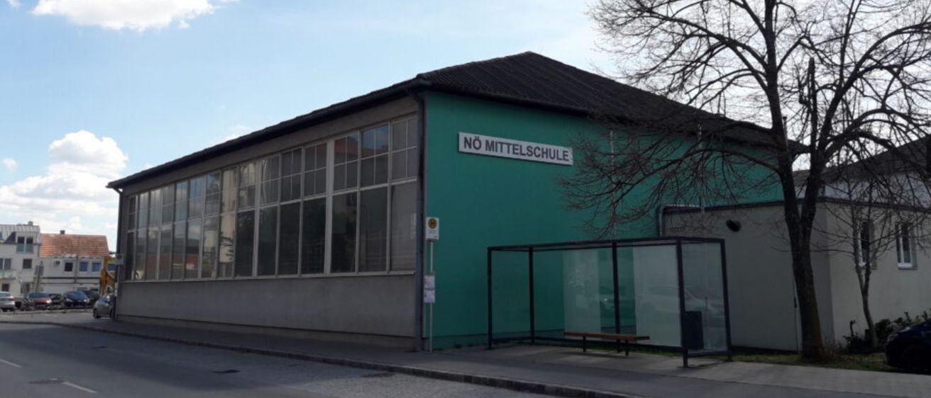 Bild enthält, Building, Office Building, City, Road, Street, Urban, Car, Vehicle, Bench, Shelter