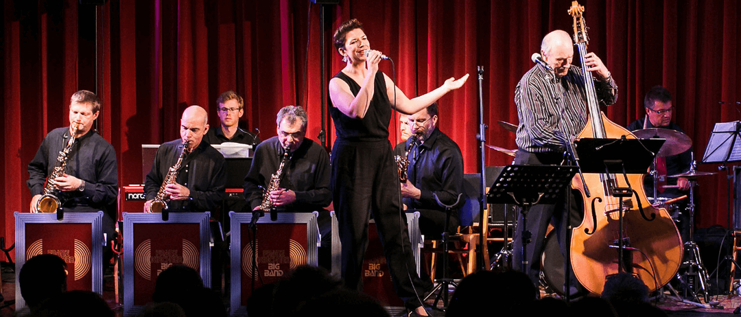 Bild enthält, Group Performance, Music Band, Musical Instrument, Person, Stage, Concert, Crowd, Adult, Male, Man