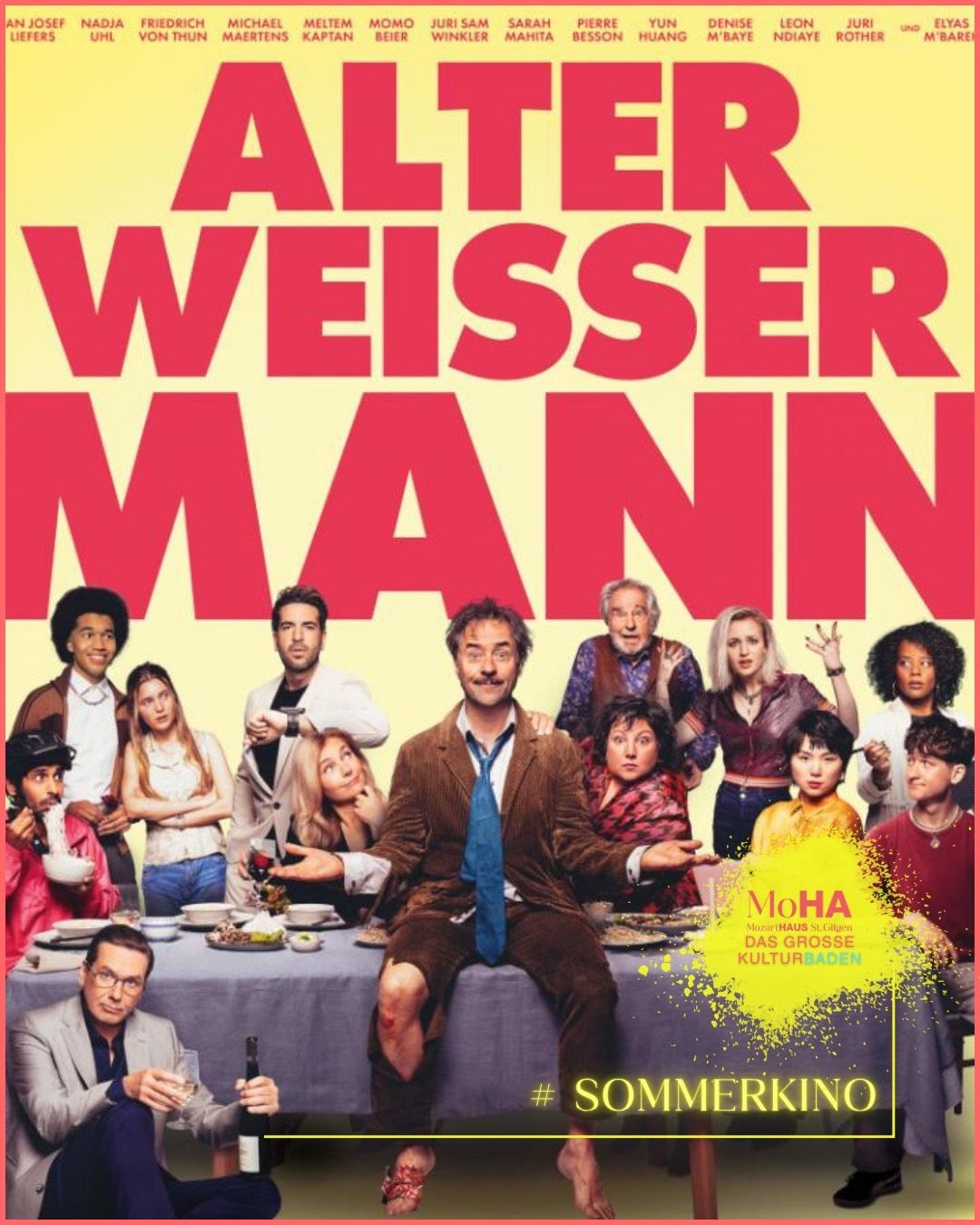 Das Poster für 'Alter Weisser Mann' zeigt eine Gruppe von Menschen an einem Esstisch. Ein Mann in der Mitte schaut in die Kamera. Der Text auf dem Poster lautet 'Alter Weisser Mann'.