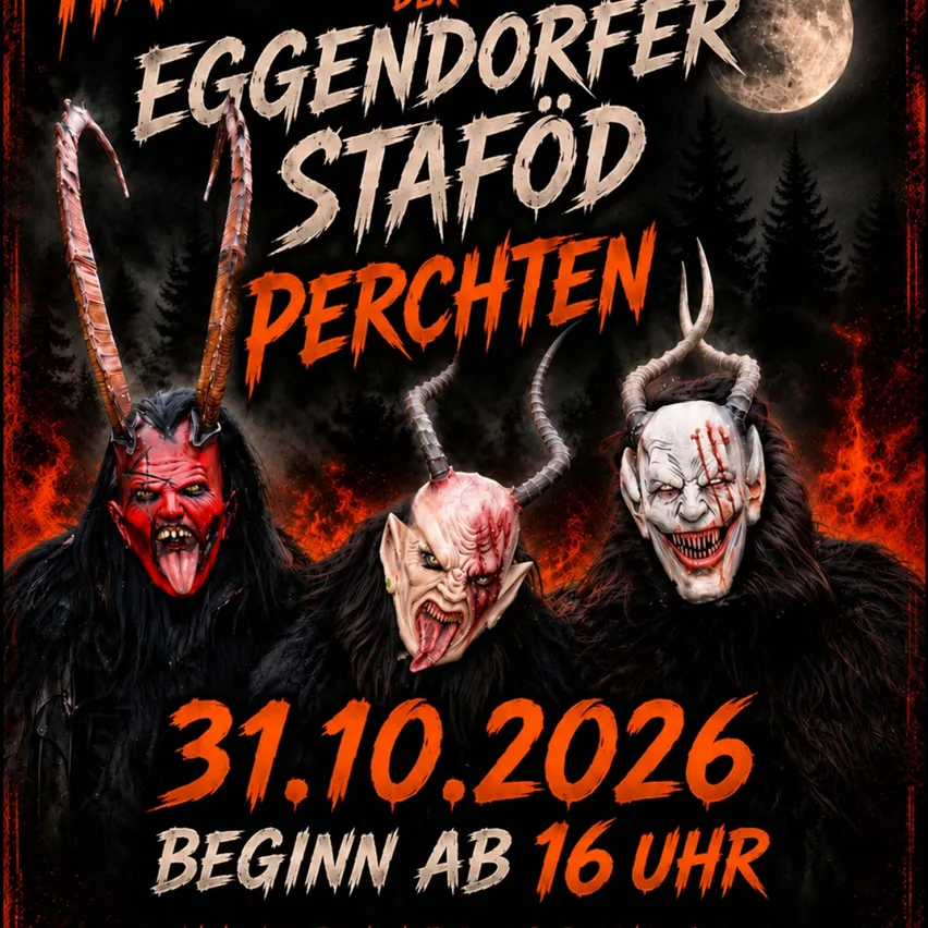 Perchten-Masken mit Hörnern und Flammen vor Vollmond und Wald