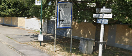 Bild enthält, City, Road, Street, Urban, Bus Stop, Outdoors, Sign, Tarmac, Path, Tree