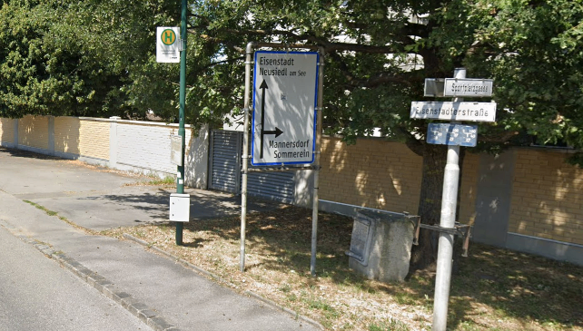 Bild enthält, City, Road, Street, Urban, Bus Stop, Outdoors, Sign, Tarmac, Path, Tree