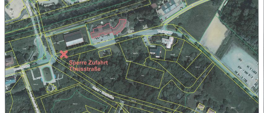 Die Luftaufnahme zeigt eine Karte eines Stadtgebiets mit Gebäuden und Straßen. Ein roter Markierungspunkt weist auf eine gesperrte Straße hin, Sperre Zufahrt Theißstraße. Die Karte enthält grüne Linien, die verschiedene Parzellen abgrenzen, und gelbe Linien, die Straßen markieren. Es sind auch Gebäude und Parkplätze markiert. Das Erstellungsdatum ist 21.08.2025.