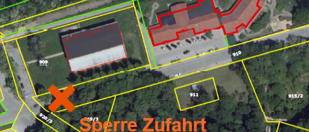 Luftaufnahme zeigt markierte Bereiche und ein rotes X auf der Theissstrasse. Es gibt Gebäude, die mit roten und gelben Linien markiert sind.
