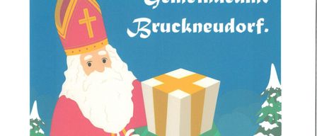 Ein Plakat zeigt den Weihnachtsmann mit einem Geschenkbox. Der Text besagt, dass St. Nikolaus am 5. Dezember um 17:30 Uhr in der Gemeinde Bruckneudorf ankommt.