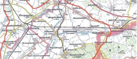 Eine alte Karte, die die Region zeigt, mit roten Linien, die Eisenbahnen und verschiedene beschriftete Orte anzeigen. Die Karte enthält Namen wie Himberg, Rauhenwarth und andere. Sie enthält auch verschiedene Wahrzeichen und Höhenangaben.