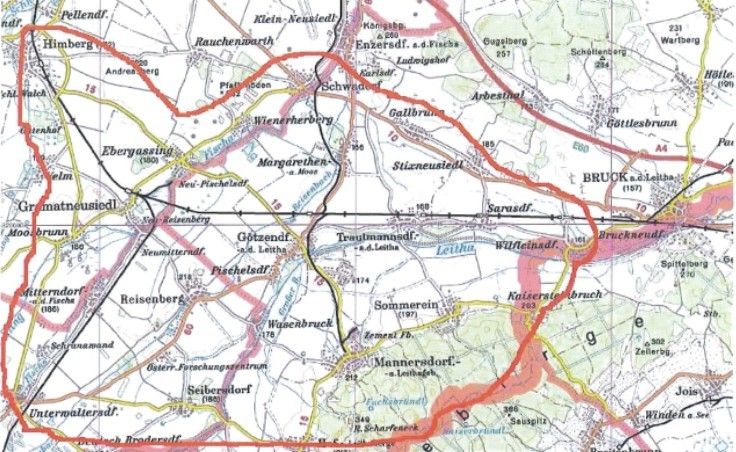 Eine alte Karte, die die Region zeigt, mit roten Linien, die Eisenbahnen und verschiedene beschriftete Orte anzeigen. Die Karte enthält Namen wie Himberg, Rauhenwarth und andere. Sie enthält auch verschiedene Wahrzeichen und Höhenangaben.