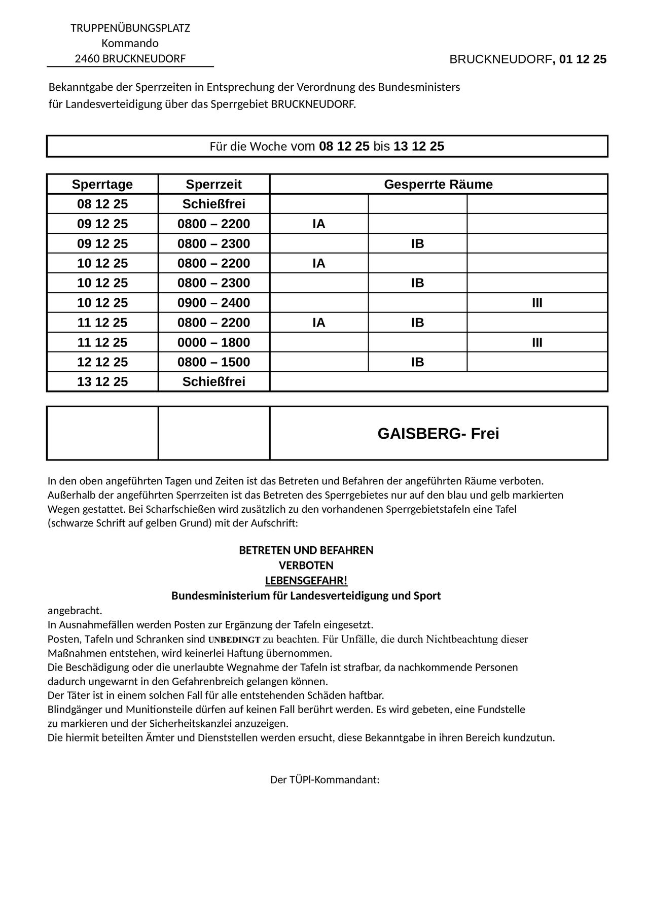 Eine Tabelle listet eingeschränkte und freie Zeiten für eine bestimmte Woche auf. Datumsangaben vom 08 12 25 bis 13 12 25 sind mit entsprechenden eingeschränkten Zeiten aufgeführt. Jeder Datum hat einen Zeitbereich und eine Raumnummer. Am unteren Rand der Tabelle befindet sich eine Nachricht in Fettdruck, die besagt, dass Fahren und Reiten an diesen Tagen verboten ist. Es wird auch auf eine Tabelle mit spezifischen Details hingewiesen, falls es eine scharfe Schießveranstaltung gibt.