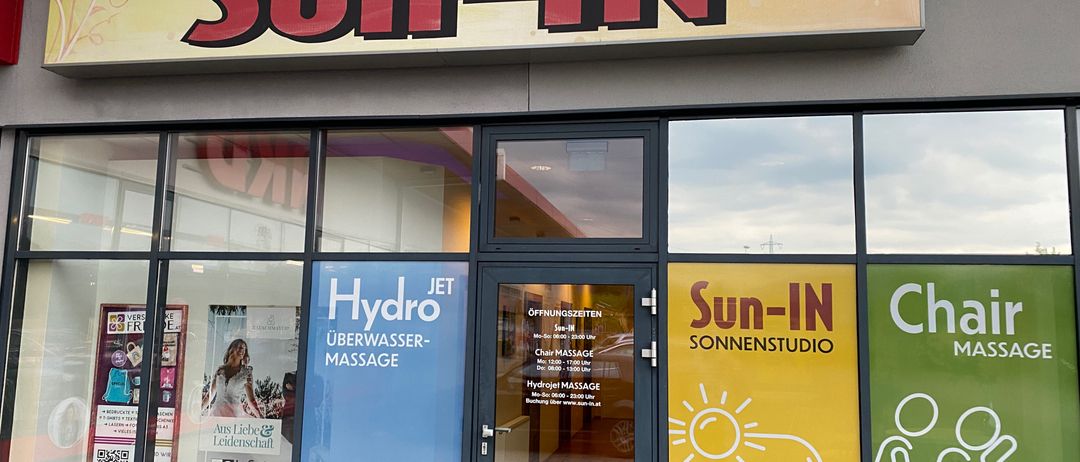 Bild enthält, Architecture, Building, Shop, Person, Door, Sign, Symbol