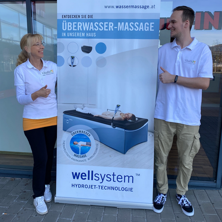 Bild enthält, Advertisement, Poster, Person, Female, Girl, Teen, Shoe, Pants, Face, Head