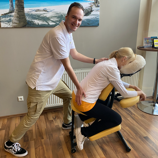 Bild enthält, Adult, Female, Person, Woman, Male, Man, Wood, Shoe, Face, Exercise Bike