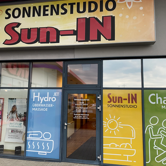 Bild enthält, Architecture, Building, Shop, Person, Door, Sign, Symbol, QR Code