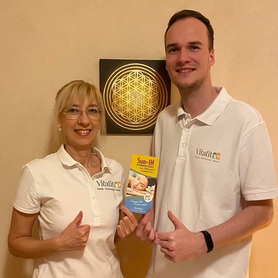 Bild enthält, T-Shirt, Finger, Person, Blouse, Shorts, Adult, Male, Man, Female, Woman