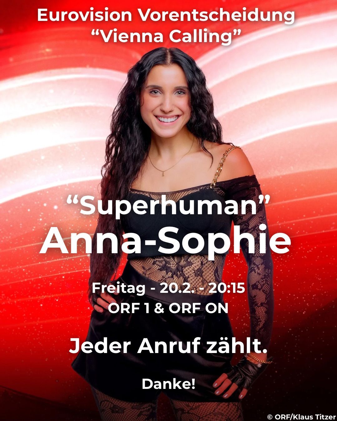 Poster mit einer lächelnden Frau namens Anna-Sophie, die ein schwarzes Oberteil mit Spitze trägt. Es steht 'Superhuman' und zeigt Datum, Uhrzeit und Sender für die Übertragung. Jeder Anruf zählt.