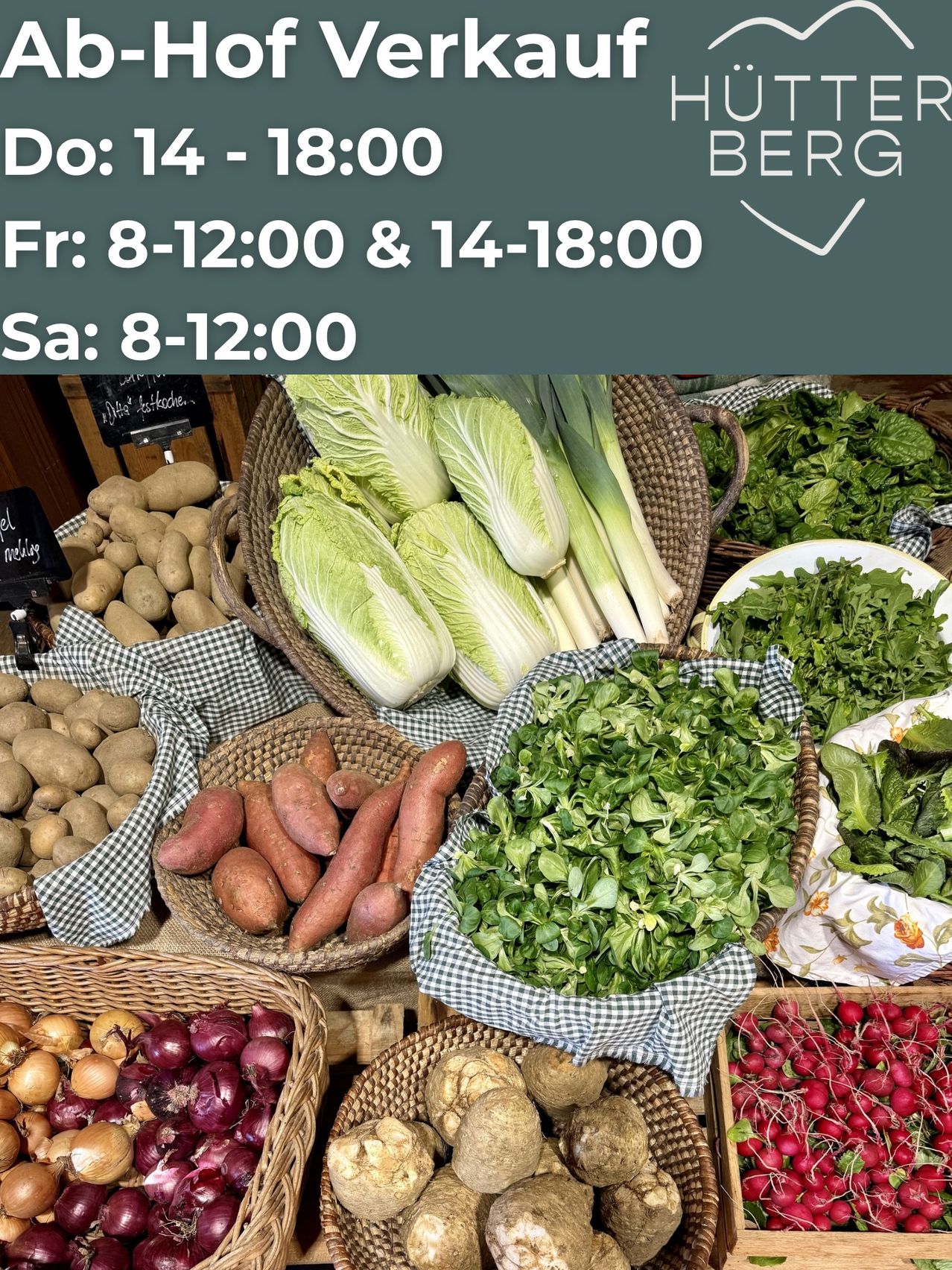 Ein Marktstand zeigt verschiedene Gemüsesorten wie Kohl, Spinat, Karotten und Zwiebeln. Die Öffnungszeiten sind Donnerstag 14-18, Freitag 8-12 und 14-18 sowie Samstag 8-12 Uhr.