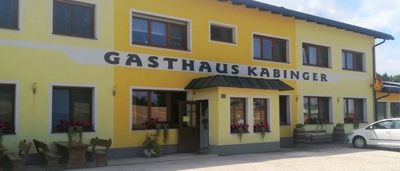 Bild enthält, Hotel, Car, Plant, City, Chair, Bench, Wheel, Neighborhood, Inn, Restaurant