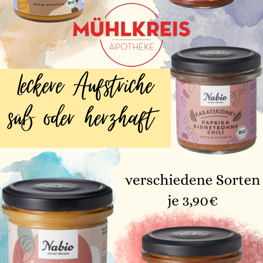Eine Werbung für Mühlkreis Apotheke zeigt Gläser mit Bio-Produkten mit dem Text 'Verschiedene Sorten für 3,90€'. Jedes Glas hat ein Etikett mit einem Logo. Die Gläser stehen auf einem blauen Hintergrund.