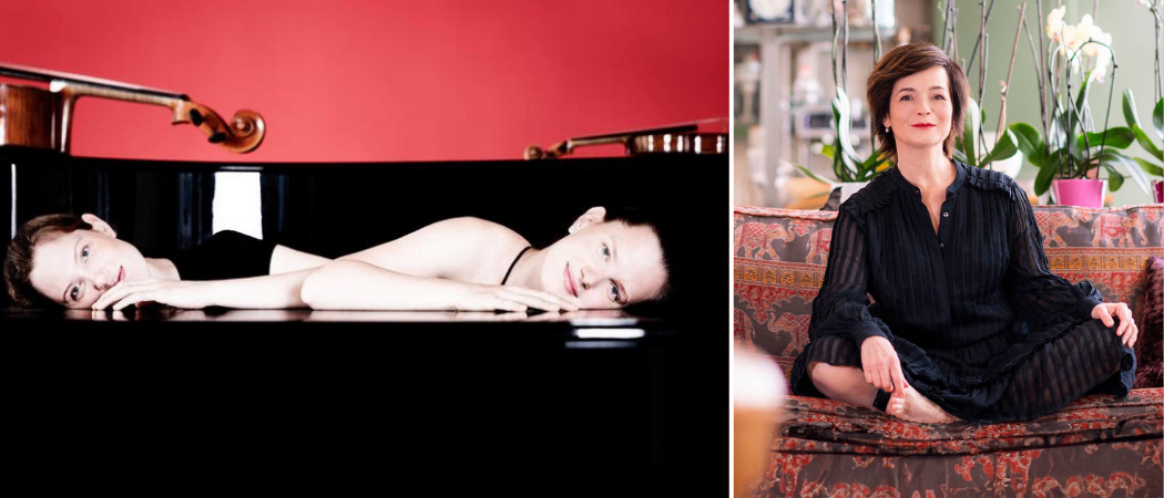 Eine junge Frau liegt auf einem Klavier in schwarzer Unterwäsche, während eine Frau in einem schwarzen Kleid auf einer Couch sitzt und lächelt.