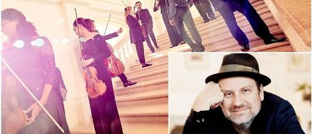 Eine Gruppe von Musikern in formeller Kleidung steht auf einer Treppe und hält Violinen. Ein Geiger spielt, während andere zusehen. Ein Komponist ist separat abgebildet.