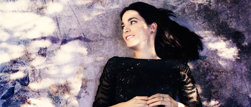 Bild enthält, Face, Head, Person, Smile, Photography, Portrait, Finger, Adult, Female, Woman