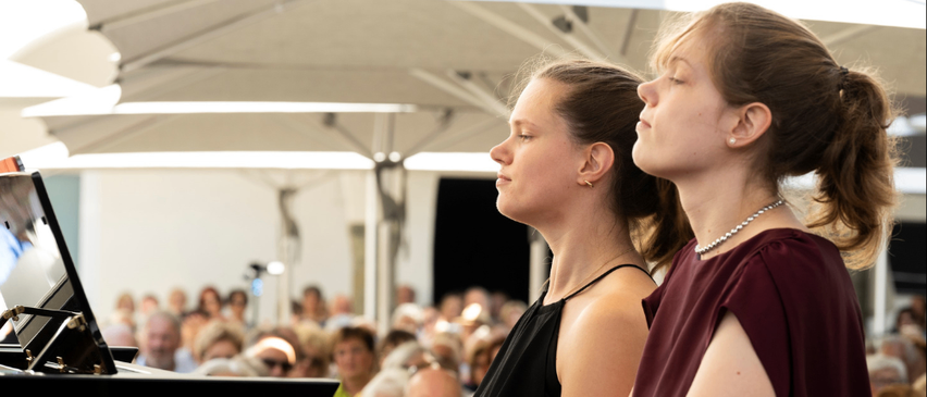 Bild enthält, People, Person, Adult, Female, Woman, Head, Face, Crowd, Happy, Audience