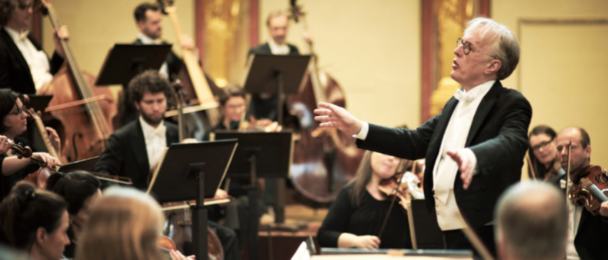 Bild enthält, Indoors, Music, Musical Instrument, Musician, Orchestra, Performer, Person, Adult, Male, Man