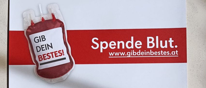 Plakat für Blutspende-Veranstaltung. Es steht 'Gib dein Bestes' und zeigt eine Blutspendentasche. Die Veranstaltung findet am 6. Oktober 2025 von 18:00 bis 21:00 an der Volksschule in Meiningen statt. Website: www.gibdeinbestes.at.