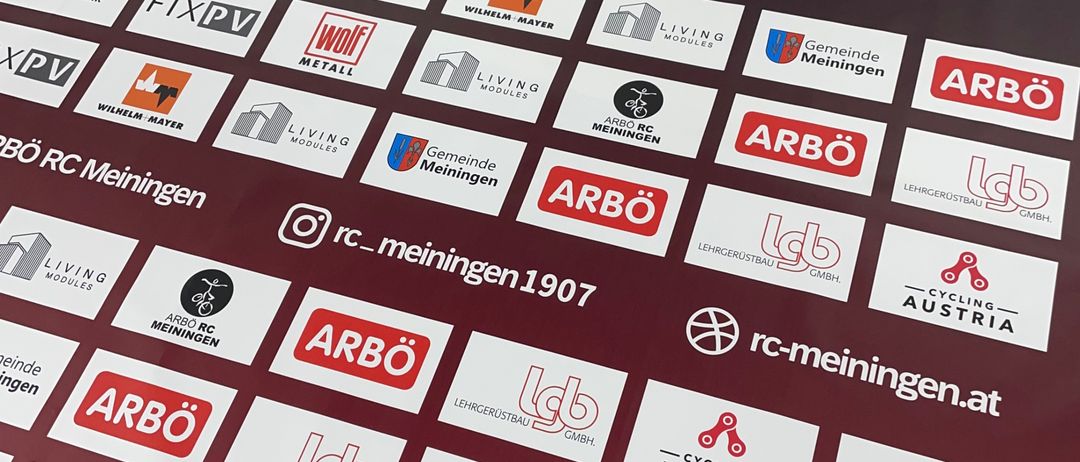 Ein Poster mit mehreren Logos verschiedener Unternehmen, einschließlich ARBO, FixPV, Living Modules und anderen, wobei einige Logos den Text Meiningen enthalten.