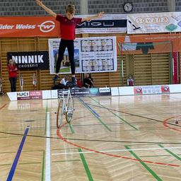 Bild enthält, Person, Machine, Wheel, Bicycle, Transportation, Vehicle, Basketball, Basketball Game, Sport, Jumping