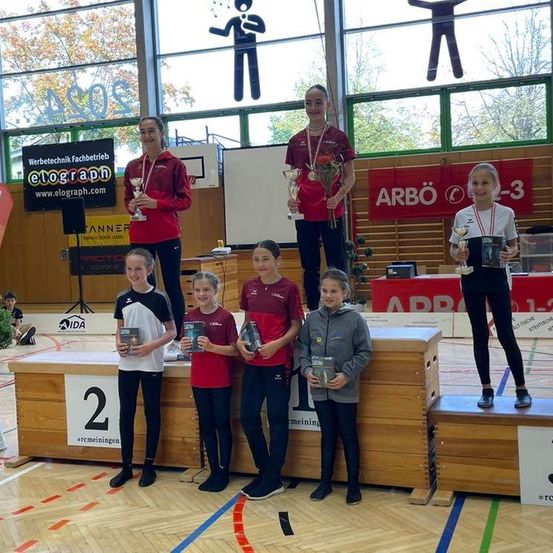 Bild enthält, Adult, Female, Person, Woman, People, Face, Head, Clothing, Coat