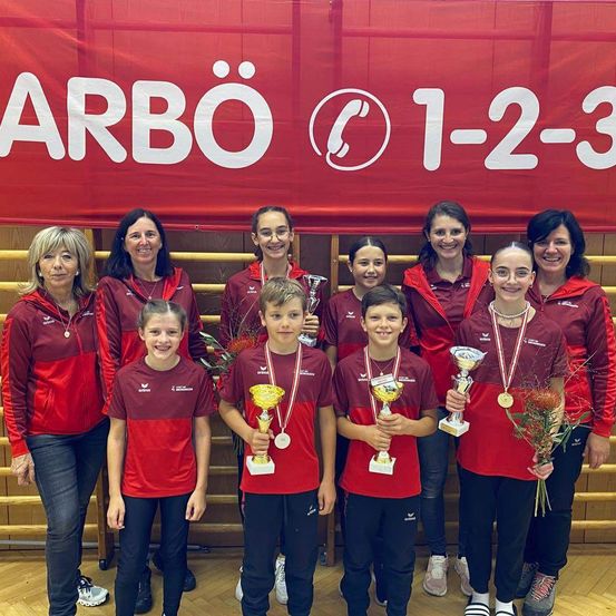 Bild enthält, People, Person, Adult, Female, Woman, Male, Man, Groupshot, Face, Child