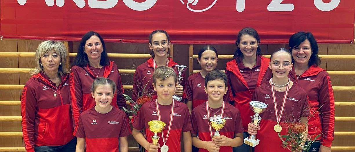 Bild enthält, People, Person, Adult, Female, Woman, Male, Man, Groupshot, Face, Child