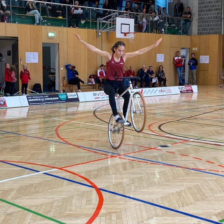 Bild enthält, Person, Boy, Male, Teen, Bicycle, Vehicle, Machine, Wheel, Basketball Game, Cycling