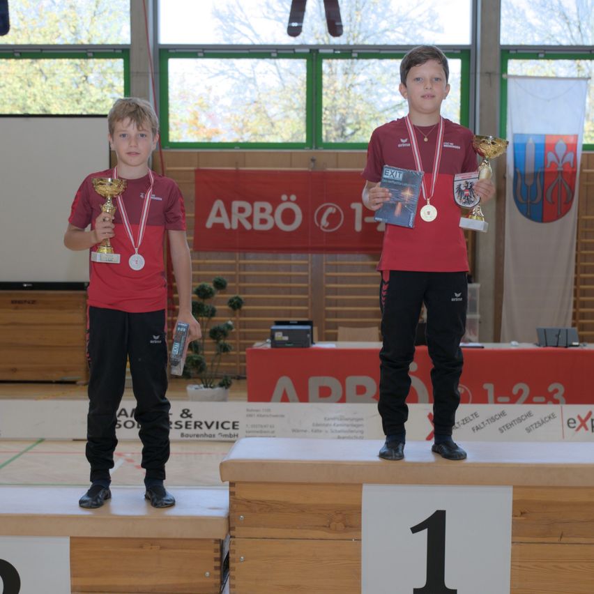 Bild enthält, Plywood, Wood, Boy, Child, Male, Person, Shoe, People, Pants, Face