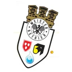 Bild enthält, Logo, Badge, Symbol, Dynamite, Weapon