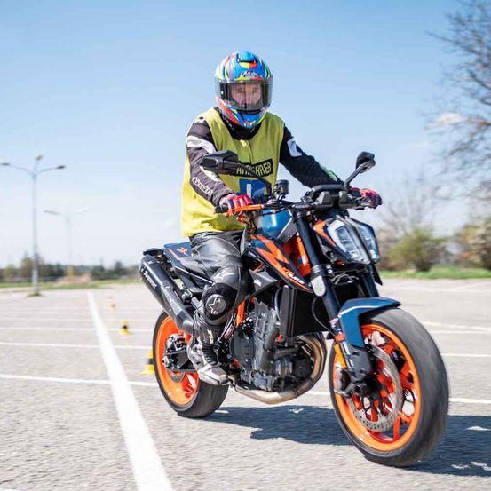 Bild enthält, Vacation, Hardhat, Helmet, Adult, Male, Man, Person, Glove, Wheel, Motorcycle