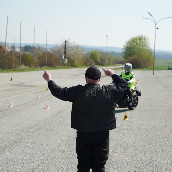 Bild enthält, Hardhat, Helmet, Coat, Jacket, Road, City, Street, Person, Hoodie, Motorcycle