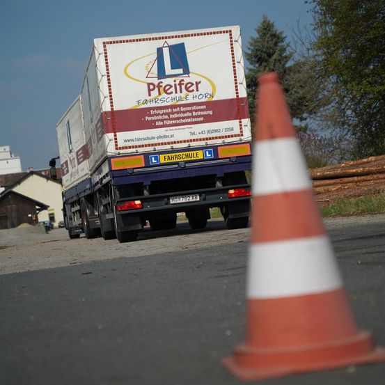 Bild enthält, Transportation, Truck, Vehicle, Advertisement, Cone, Machine, Wheel, Road, Car