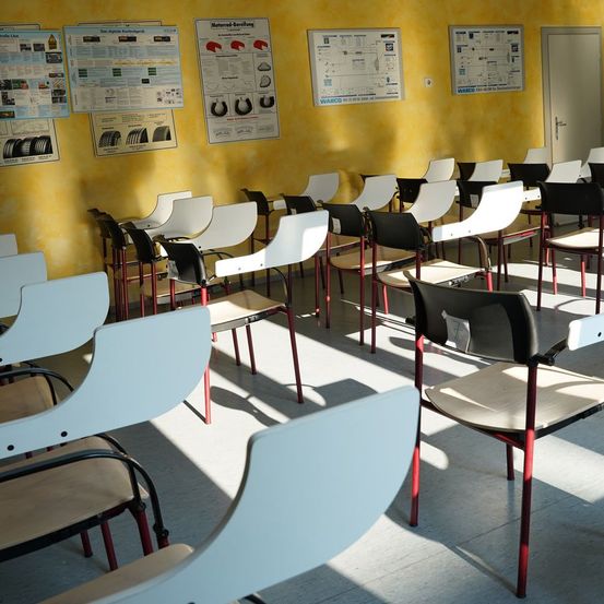 Bild enthält, People, Person, Architecture, Building, School, Classroom, Indoors, Chair, Furniture, Crowd