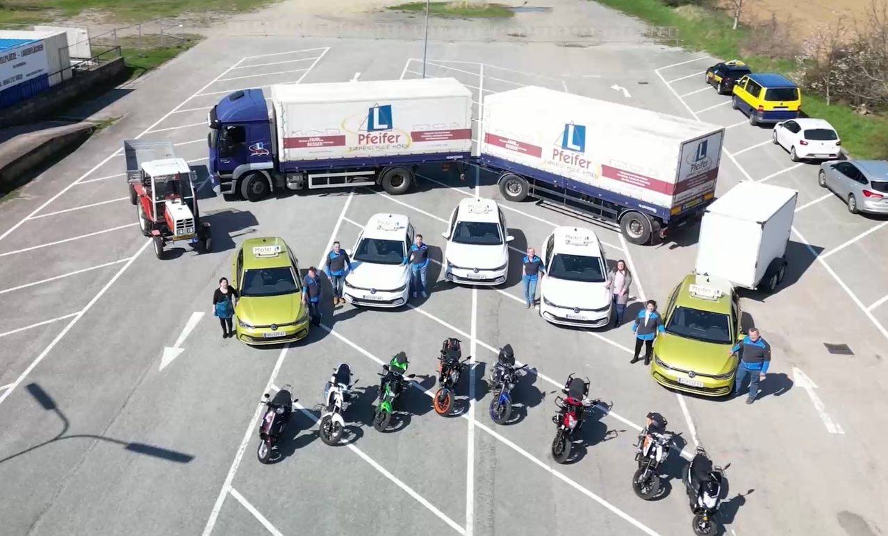 Bild enthält, Motorcycle, Transportation, Vehicle, Outdoors, Car, Aerial View, Parking Lot