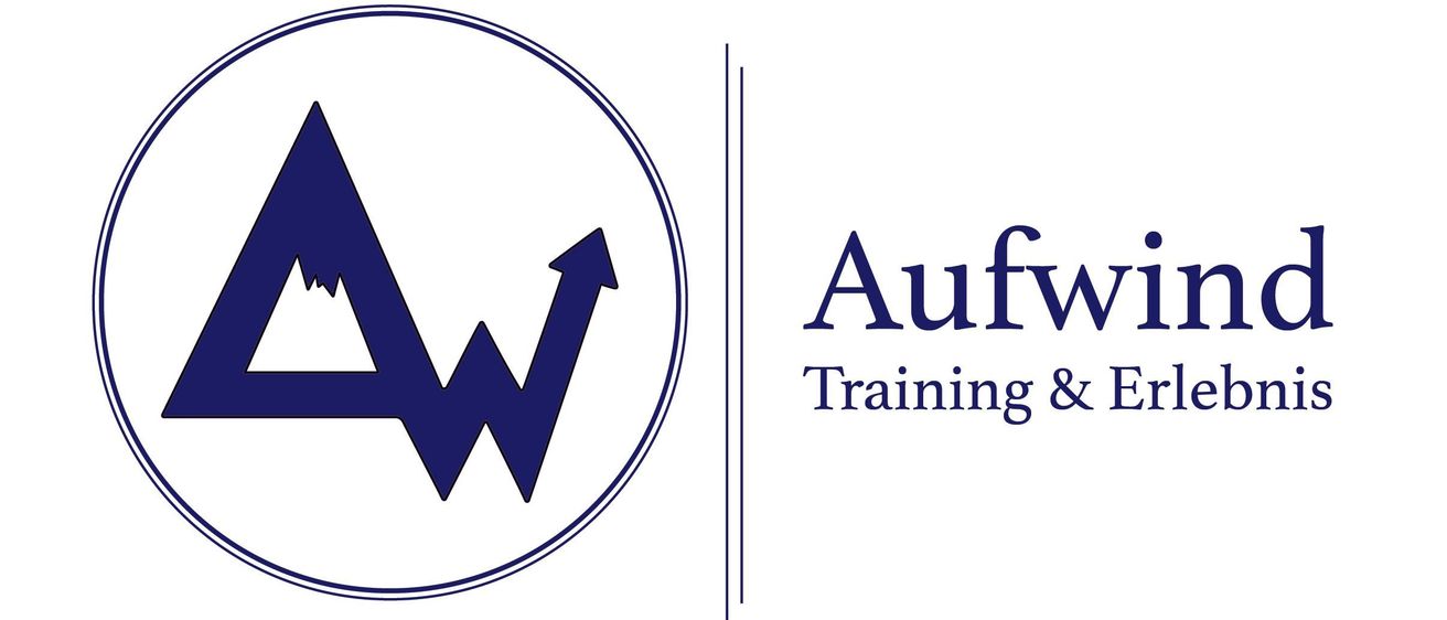 Ein blaues Logo mit einem stilisierten 'AW' in einem Kreis, neben dem Text 'Aufwind Training & Erleben', auf einem weißen Hintergrund.