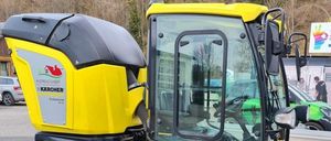 Drei Bilder eines gelben Kärcher-Fahrzeugs werden gezeigt. Das Fahrzeug hat die Nummer 20 auf der Vorderseite. Das Firmenlogo ist prominent angebracht.